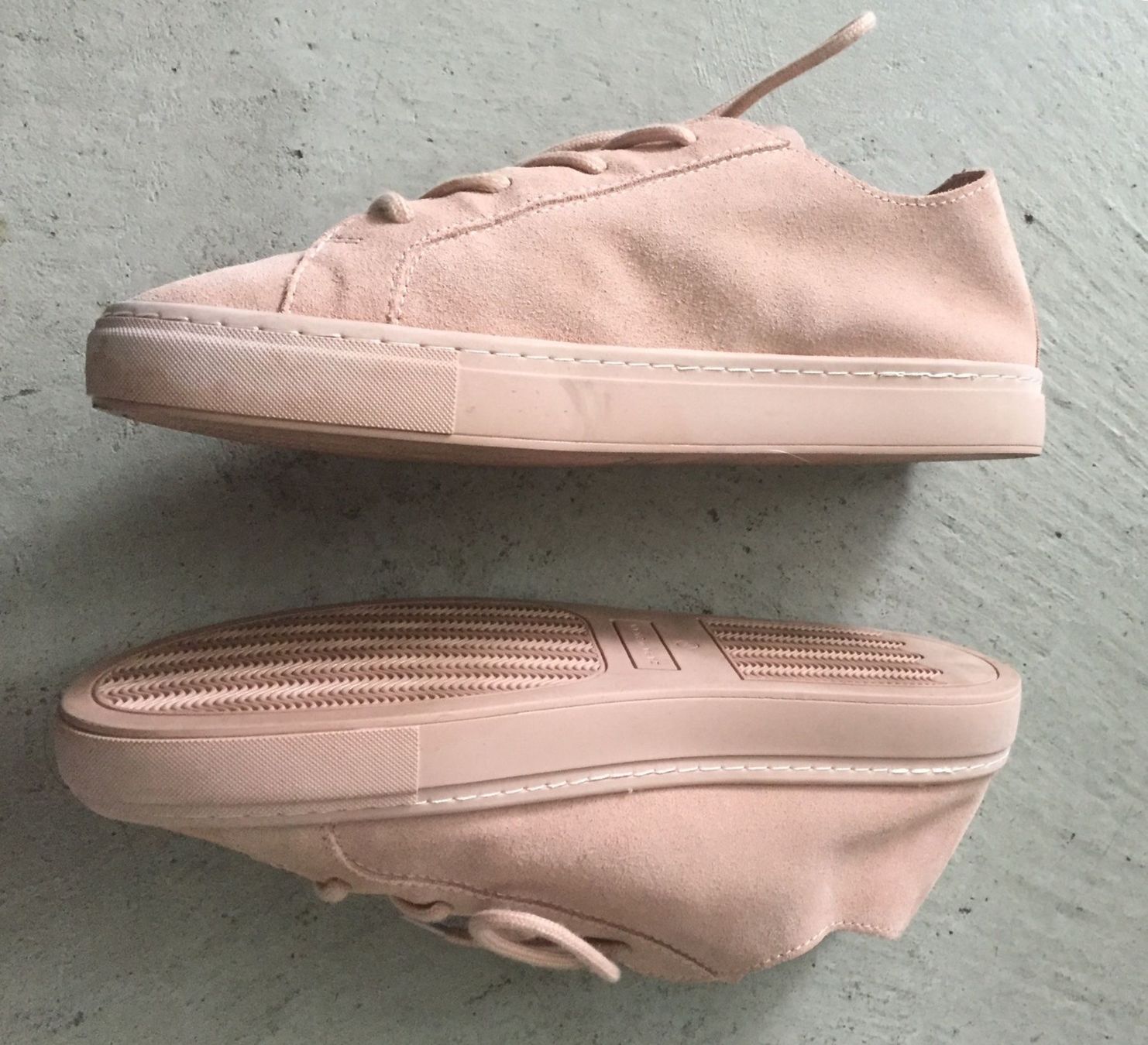 Scarpe da donna: Neuwertige Suede Sneaker Gr. 39 – Nuovo (secondo la descrizione) da Zürich venduto da Eves.vintage.element 1