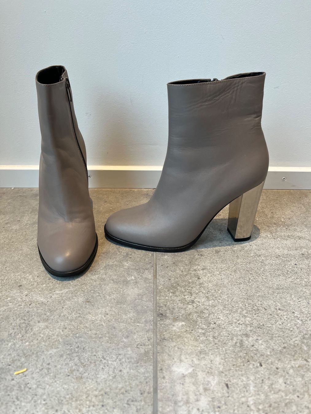 Kurt Geiger Scarpe da donna: Kurt Geiger Leder-Stiefelette in taupe – Usato da Ebmatingen venduto da Londoner18 4