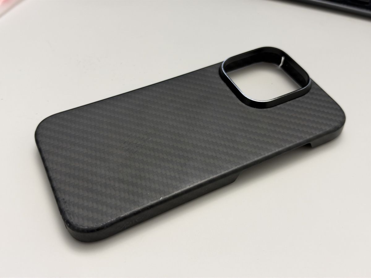 Apple Cover & Protezioni schermo: Carbon Cover iPhone 16 Pro – Usato da Wohlen AG venduto da Richi_03 2