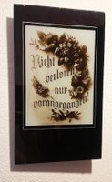 antikes Gedenk/Bild mit Text & Blumen 