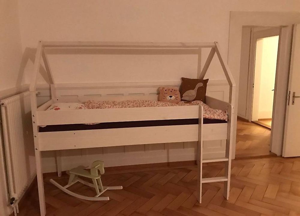 Kinderbett in Haus-Optik (Gebraucht) in Zürich für CHF 70 – nur ...
