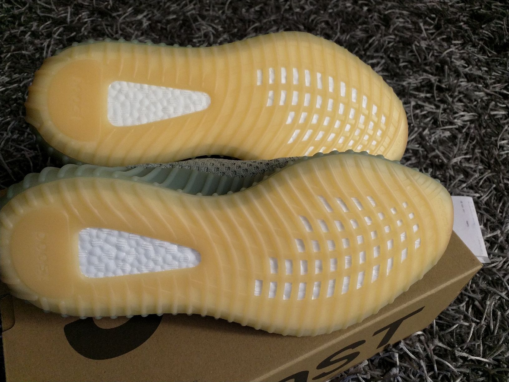 Adidas Scarpe da uomo: Yeezy Boost 350 "Desert Sage" 42 2/3 – Nuovo e nell'imballaggio originale da Dübendorf venduto da Allseller 3