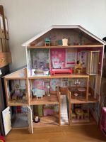 Grosses Puppenhaus aus Holz mit Möbel