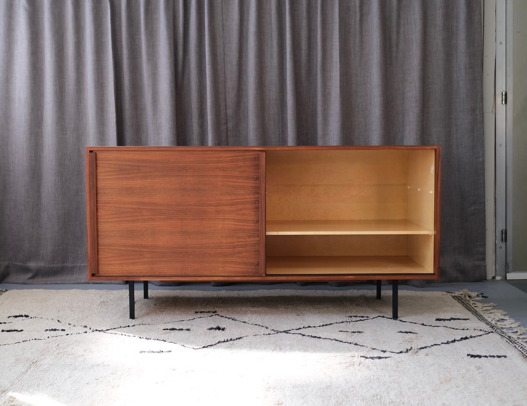 Cassettiere: Mid Century Modern Teak Sideboard, Denmark – Usato da Bern venduto da Zmodern_VIN