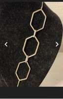 Elegante lange Damenkette in Goldoptik – geometrisches Desig