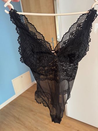 Schwarzer Body aus Spitze, Grösse S - Neuwertig!