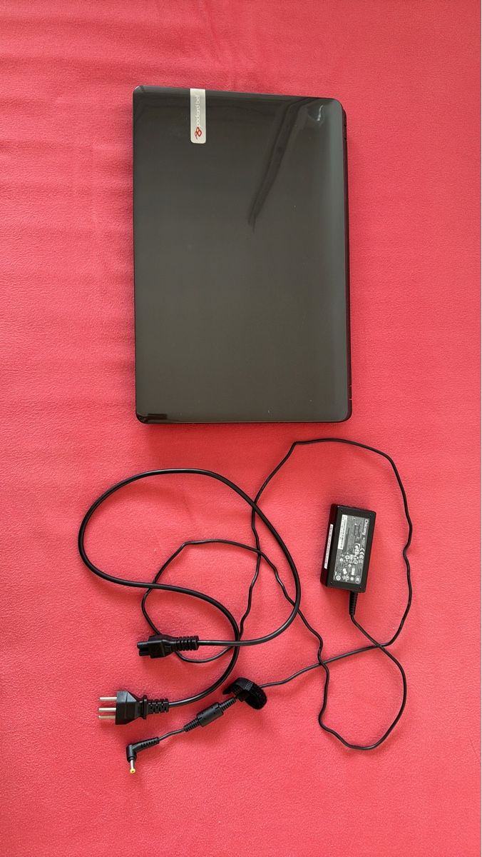 Portables: Packard Bell Notebook mit Zubehör – D'occasion à Horgen par CS75