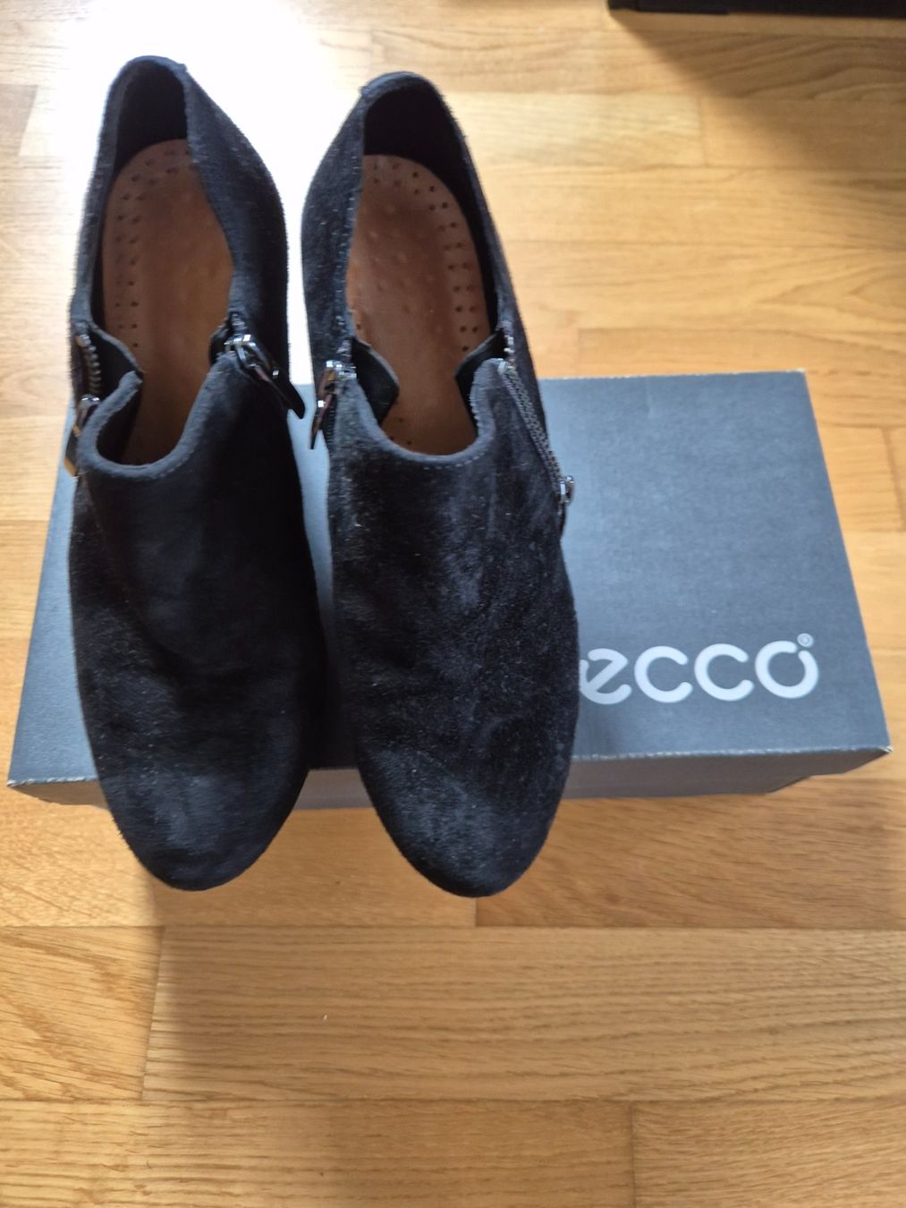 Ecco Scarpe da donna: Elegante Ecco Wildlederstiefeletten Schwarz, Grösse 37 – Usato da Gutenswil venduto da car_b8l5