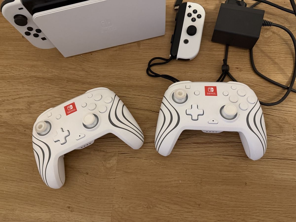 Stinchiere & Fasciature: Nintendo Switch mit Controller – Nuovo (secondo la descrizione) da Kefikon TG venduto da jel_72fp 1