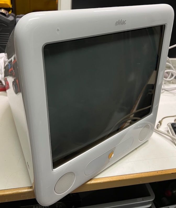 Apple PC: eMac Model A1002 1.25 GHz Power PC G4 768 MB RAM – Usato da Steckborn venduto da rboelsterli