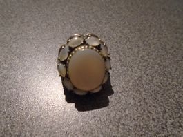 Ring silberfarbig, mit grossem Stein im Zentrum
