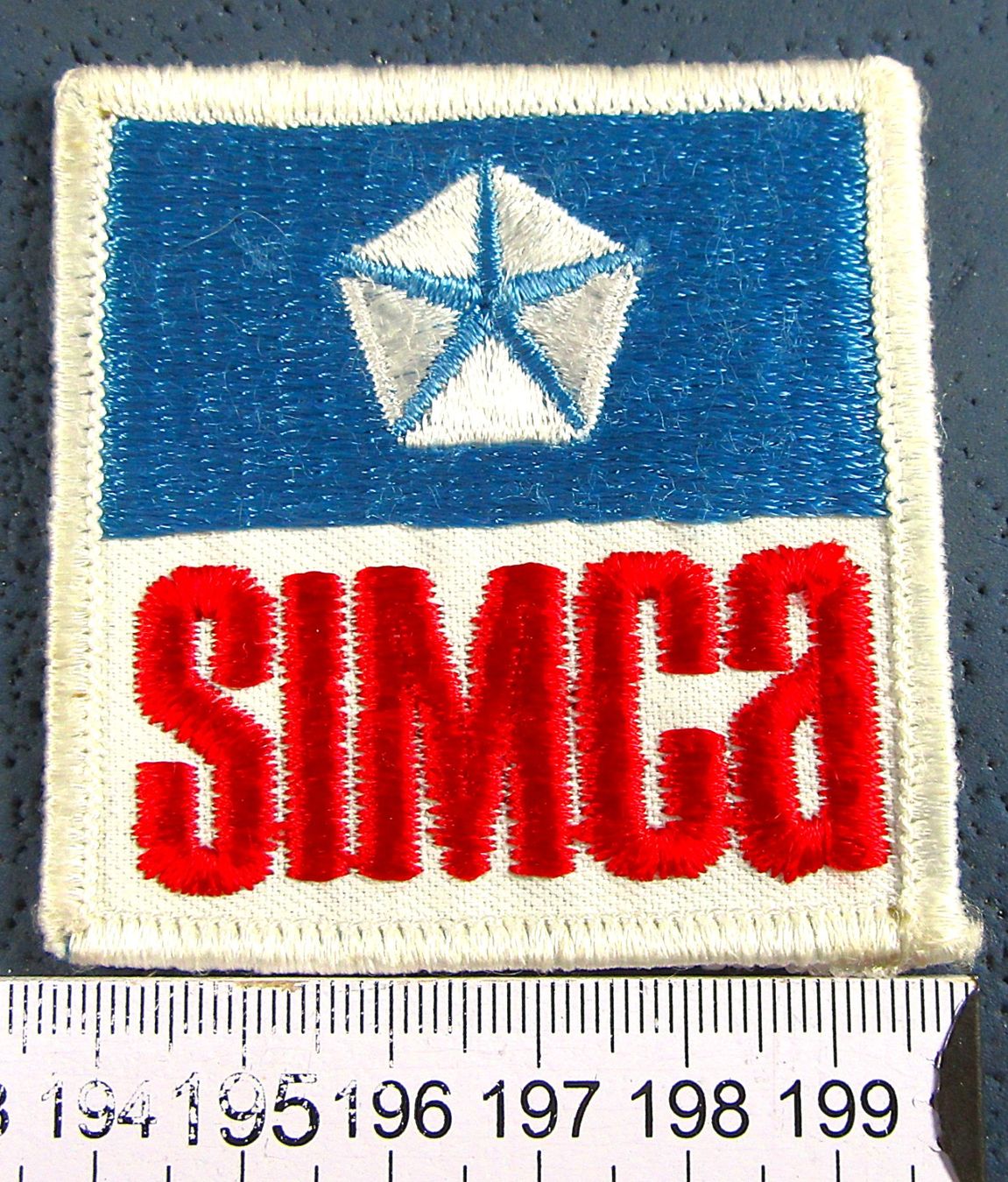 Patches: SIMCA CHRYSLER AUTO LOGO GESTICKT AUFNÄHER/KLEBER MIT LEIM – Gebraucht aus Ettingen von Hausi4711