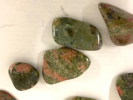 8 Stück Unakit Epidot Trommelstein
