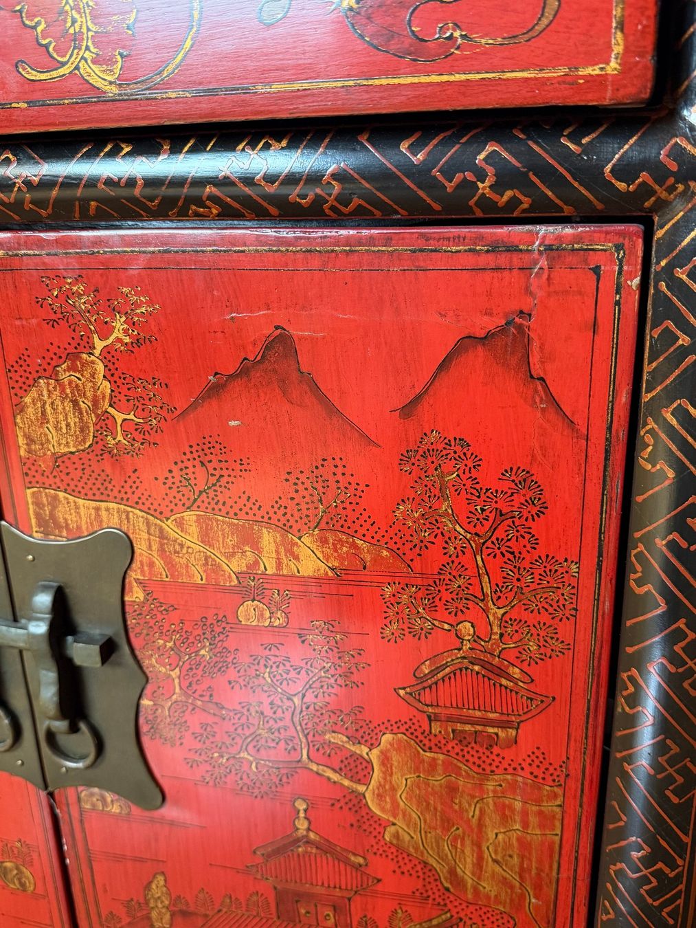 Cassettiere: Asiatische Kommode, rot-schwarz, antik – Usato da Wil SG venduto da Diomaiuta61 9