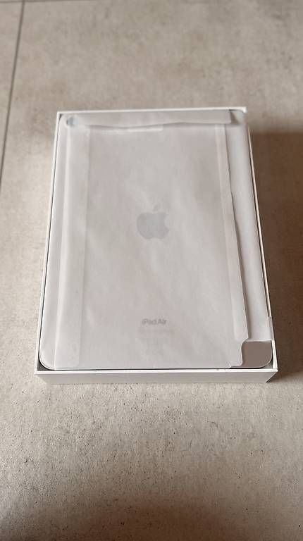 Apple Tablet PC: iPad Air 5. Generation  256 GB  Polarstern – Usato da Bern venduto da ala_8nh5 2
