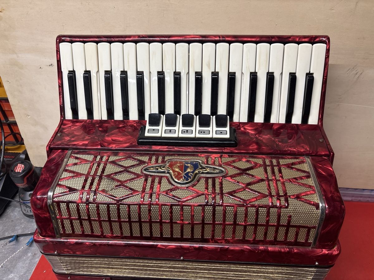 Vintage Strumenti musicali: Fisarmonica vintage rossa, – Usato da basel venduto da Swiss._.1978 1