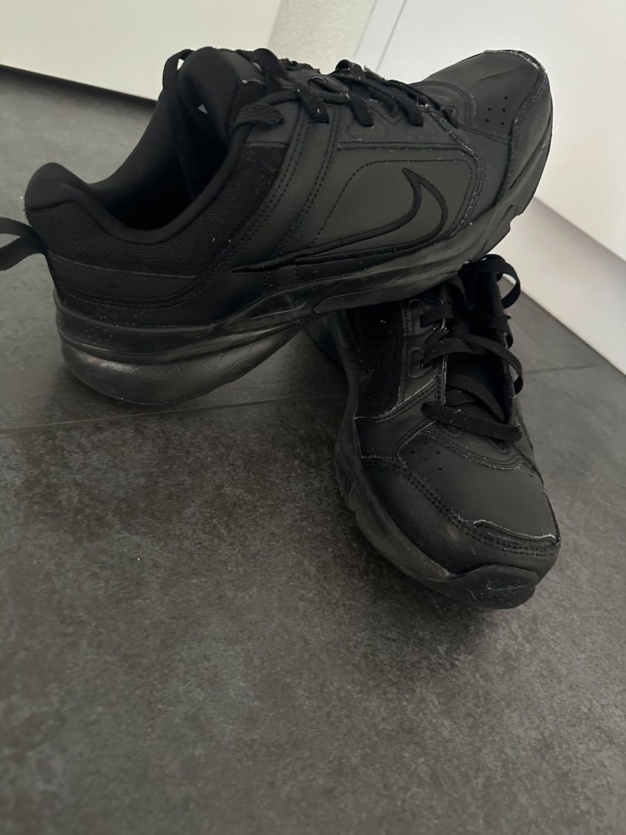 Nike Herrenschuhe: Nike Turnschuhe schwarz Gr. 45 – Neu (gemäss Beschreibung) aus Winterthur von ChicMarkt 1