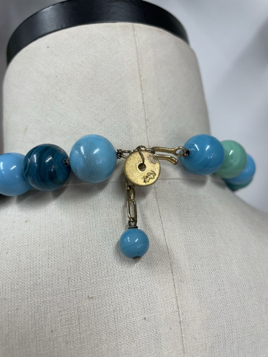 Catenine: Kette mit Blumenanhänger und blauen Perlen  – Usato da Steffisburg venduto da kla_65qs 2