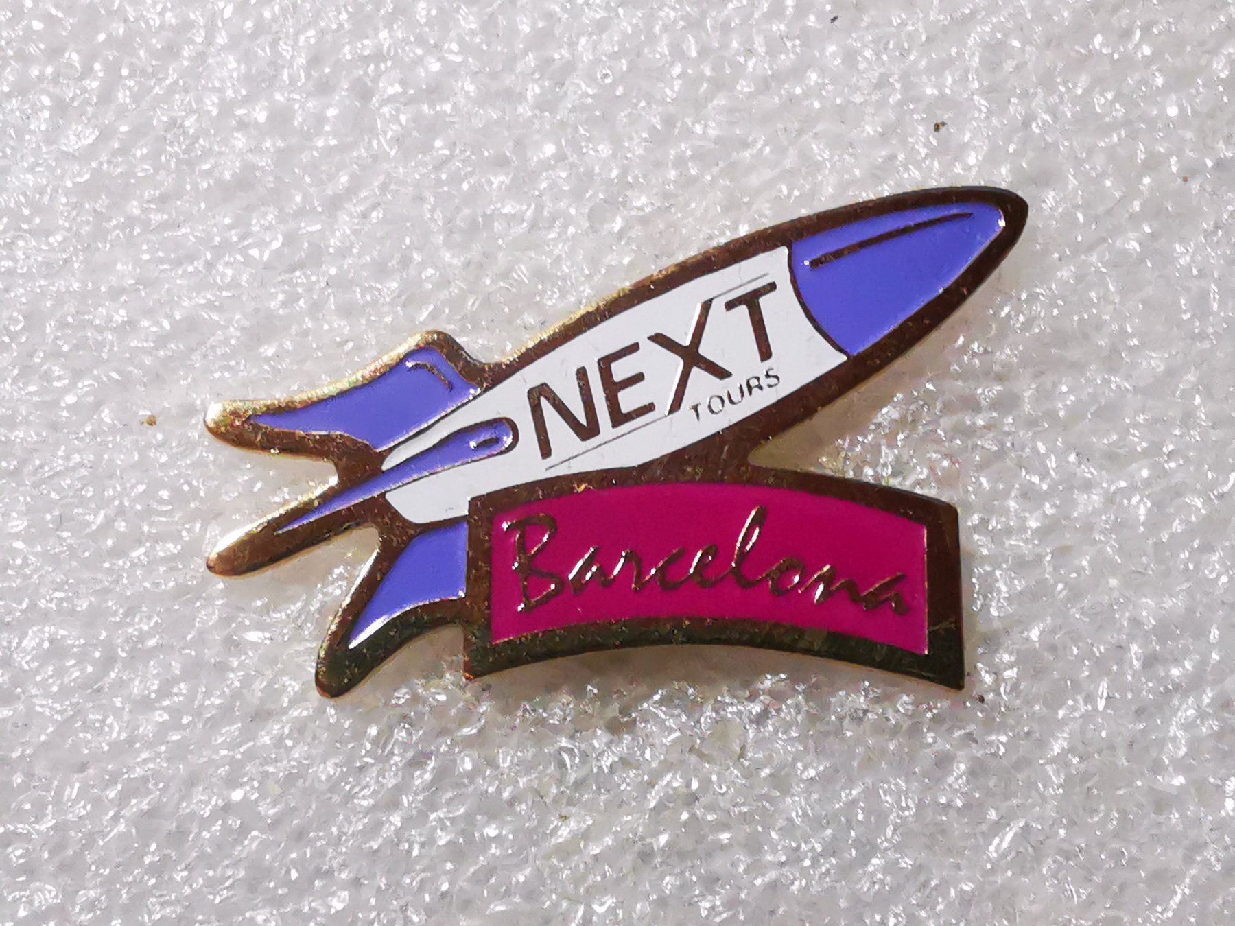 Placchette & Badge: Ansteckpin 116: Next Tours Barcelona – Usato da Oppligen venduto da Pin-Fall-Shop
