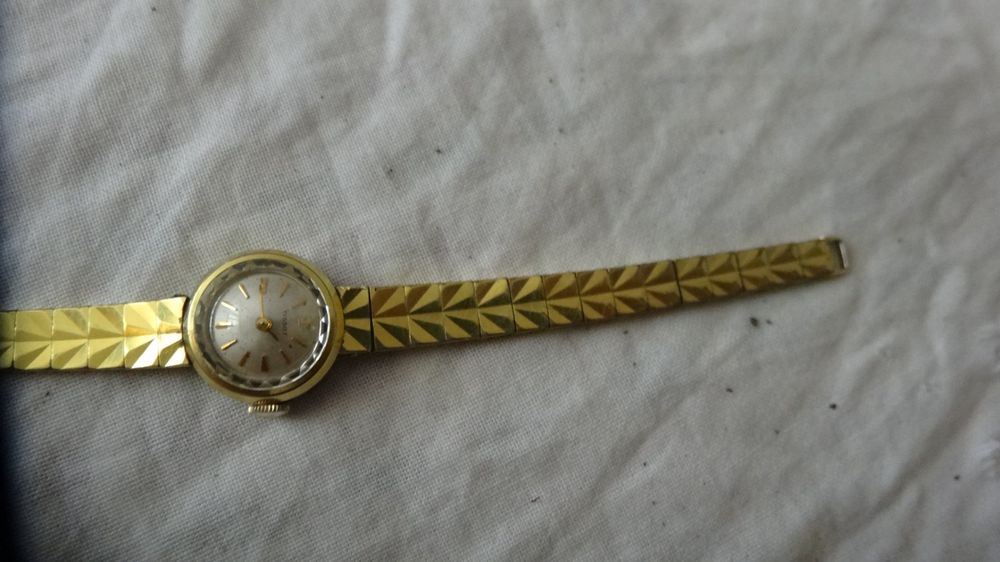 Tissot Montres: TISSOT SEHR KLEINE DAMEN UHR.HANDAUFZEUG.NICHTLAUFT-- – D'occasion à zürich par ahmad01 6
