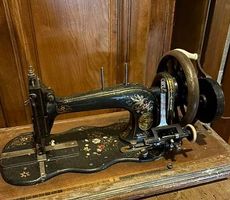 Machine à coudre ancienne à manivelle avec socle en bois 