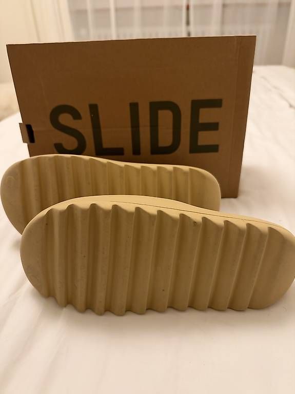 Herrenschuhe: Yeezy Slide Dunkelbeige  – Neu und originalverpackt aus Olten von leoniee290118 1