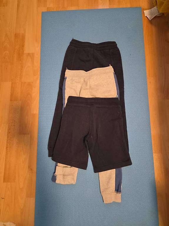 Lotti & Set di vestiti: Kinder-Hosenpaket Gr. 122 – Usato da Therwil venduto da tob_mz5j 1
