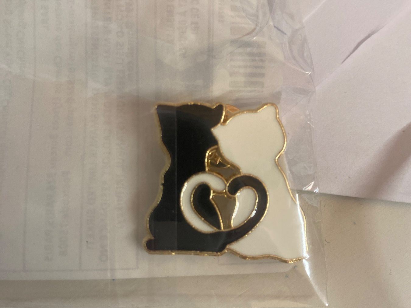 Placchette & Badge: Pin's chat noir et blanc - accessoire de mode mignon! – Nuovo (secondo la descrizione) da Le Brassus venduto da cinema13