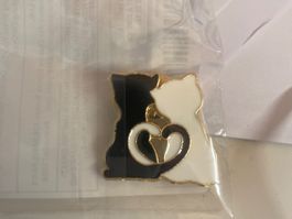 Pin's chat noir et blanc - accessoire de mode mignon!