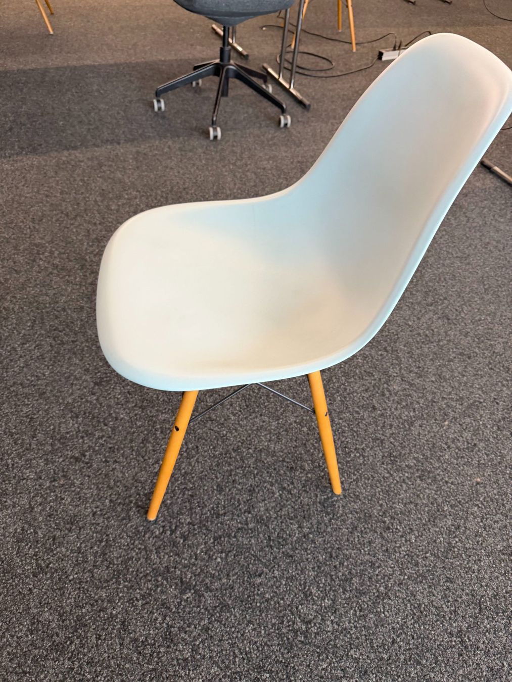 Vitra Sedie: 6er-Set Vitra Eames Plastic Armchair DAW – Usato da Zürich venduto da zeralda47