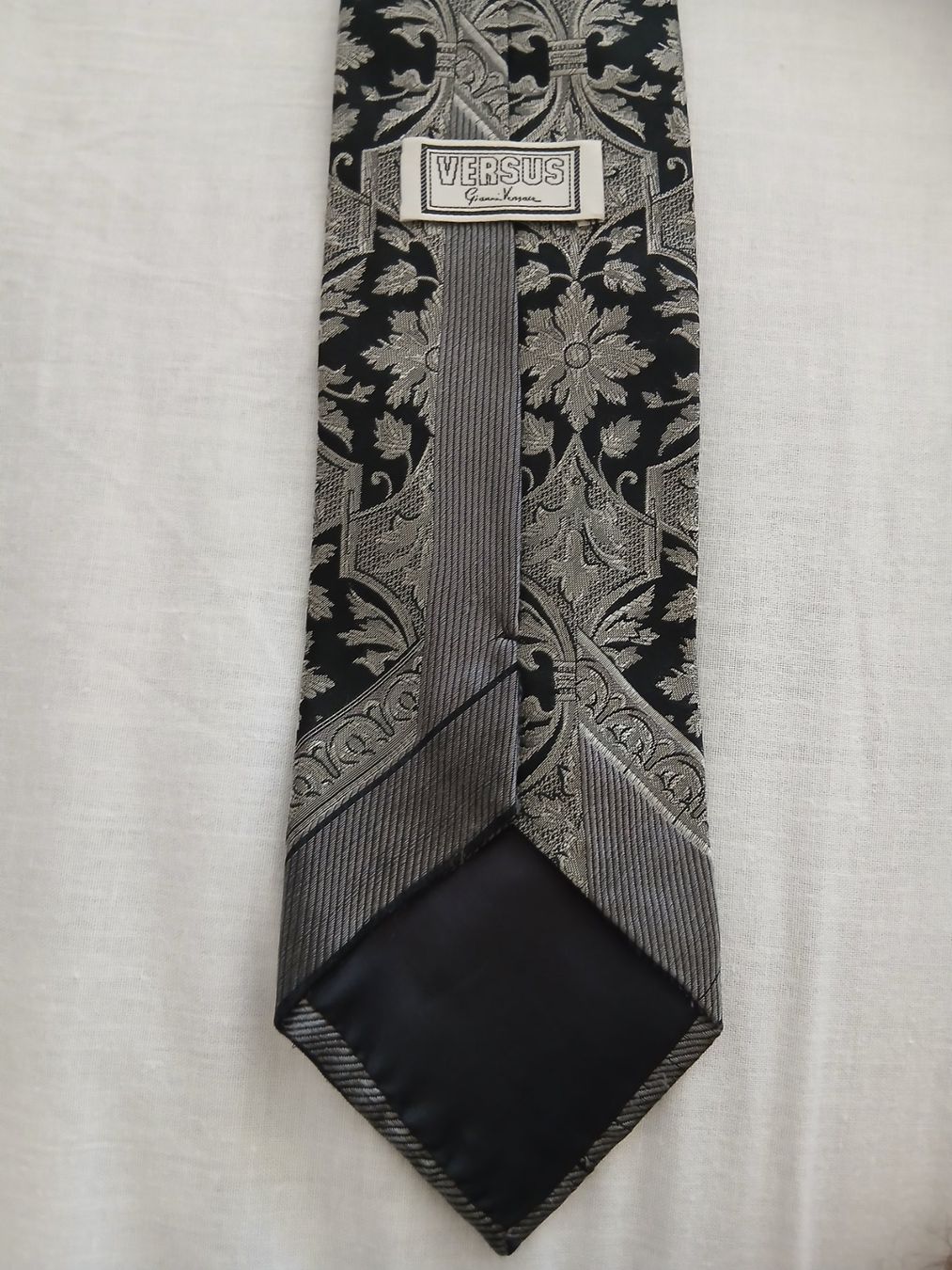 Versace Cravatte: Cravatte Versace Versus – Usato da Genève venduto da GenevaLuxury 3