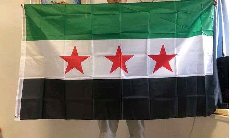 https://img.ricardostatic.ch/images/6f79f4b8-b8e8-4d76-9441-0e314b0bb2b7/t_1000x750/syrische-syrien-flagge-150-cm-drapeau-syrien-syrie-150cm