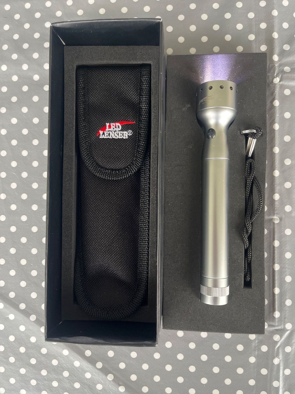 Ledlenser Lampade: LED LENSER V2 Triplex Taschenlampe -  Im Set! – Nuovo (secondo la descrizione) da Zürich venduto da Dmbz 2