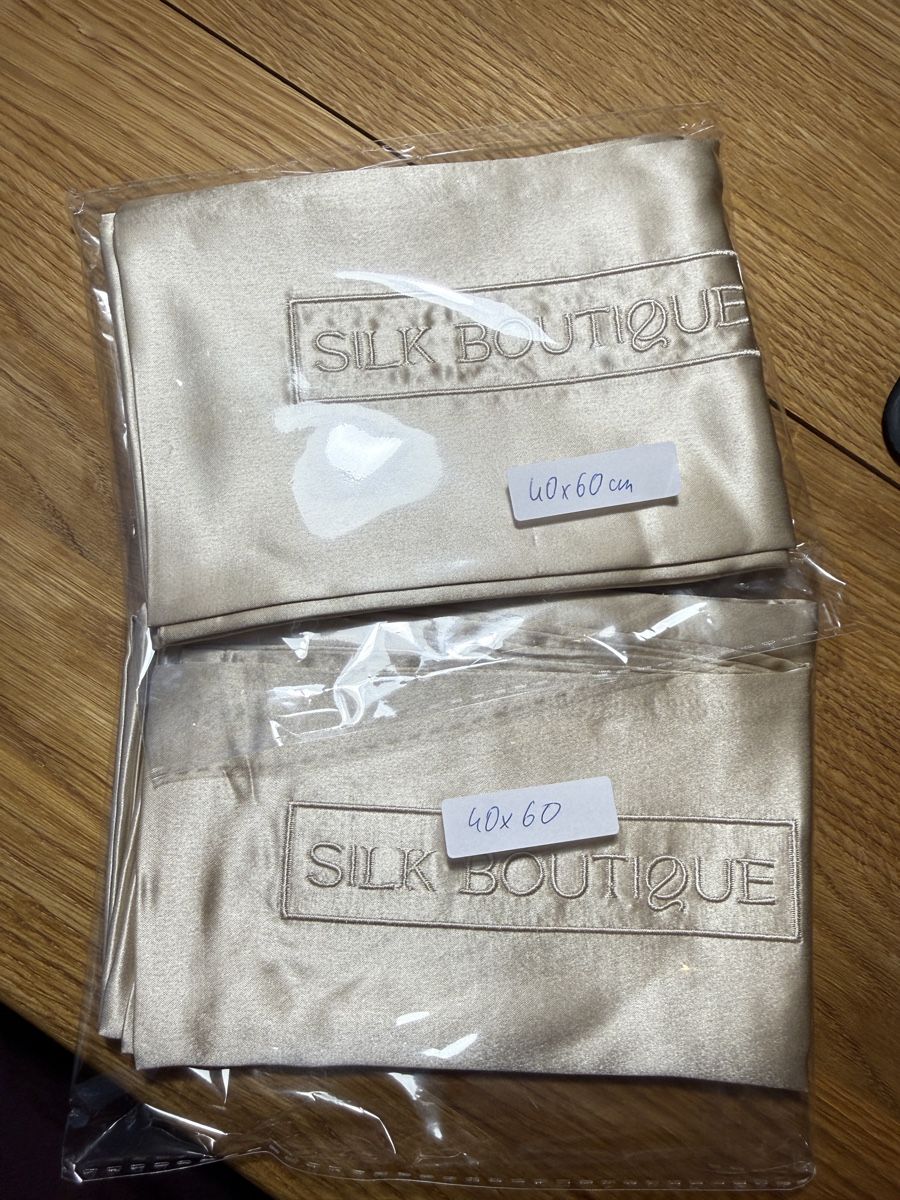 Cuscini: NEW Beige Silk Pillowcase Set 40x60cm - 2-Pack! – Nuovo e nell'imballaggio originale da Winterthur venduto da LeLe0606