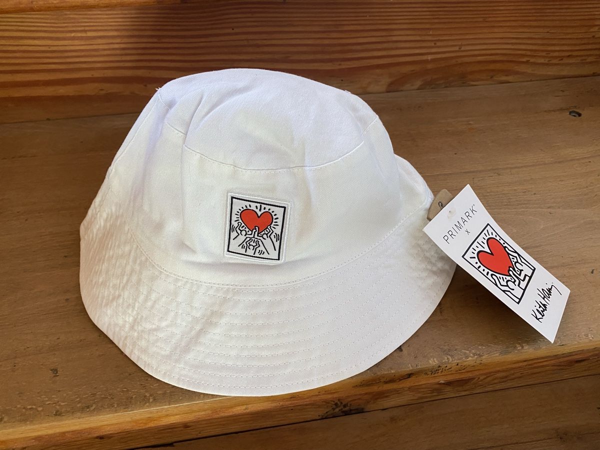 Copricapi, berretti & cappellini: Chapeau neuf Keith Haring – Nuovo e nell'imballaggio originale da Moutier venduto da Happyvidedressing 1