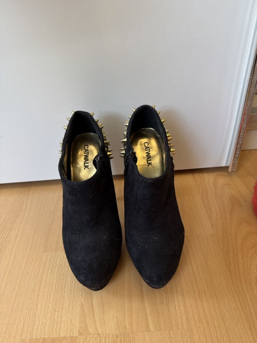 Scarpe da donna: Schwarze High Heel mit Nieten – Usato da Dagmersellen venduto da SabrinaZu 2