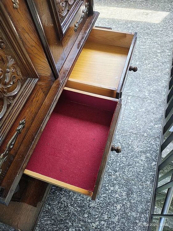 Commodes: Antike Holzkommode mit Schnitzereien: 2 Türen, 2 Schubladen – D'occasion à Gebenstorf par Kofol 4