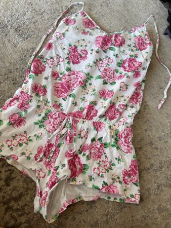 Sommerlicher Jumpsuit mit Blumenmuster, Grösse S, neu!