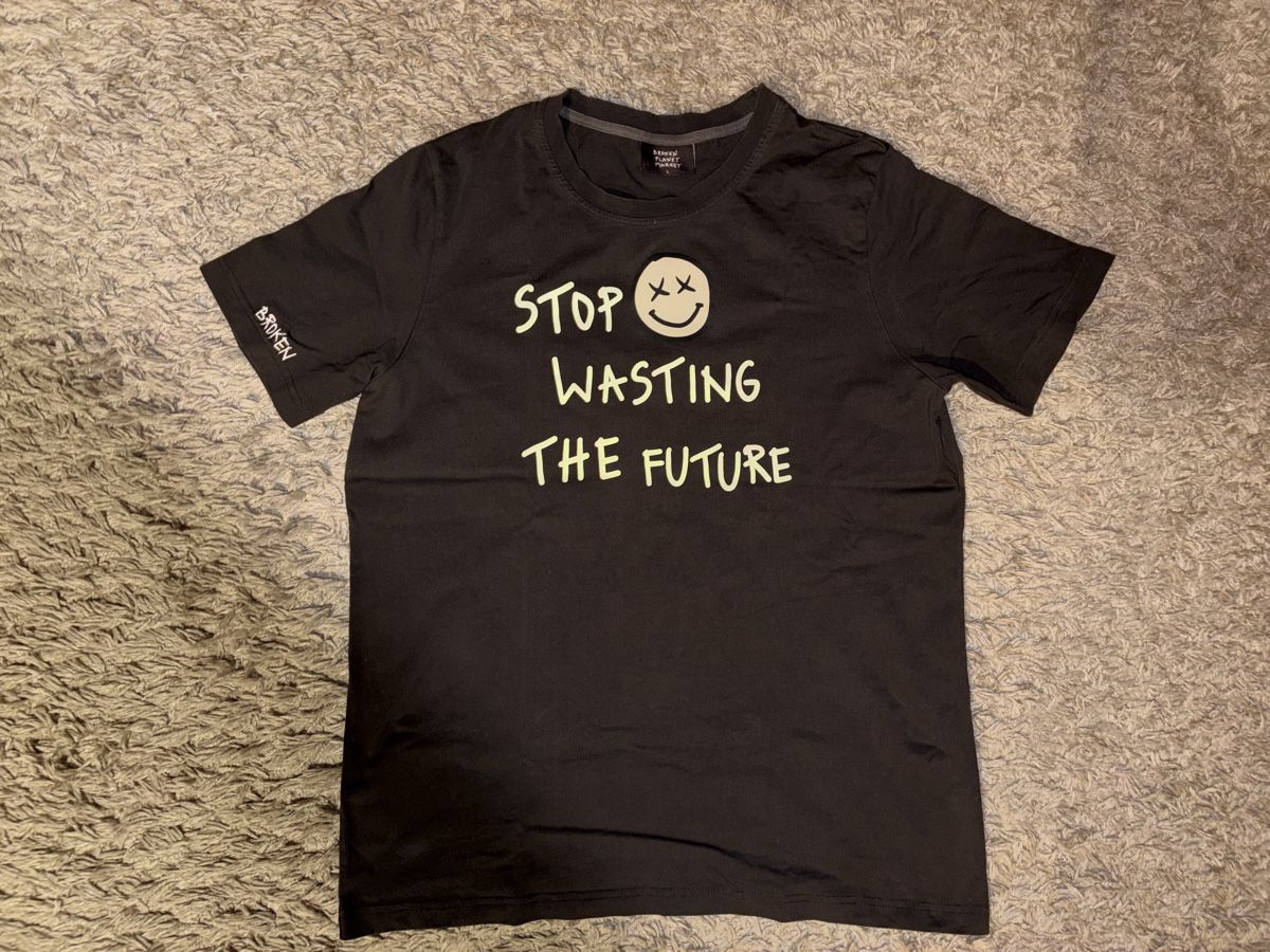 T-Shirts: Broken Planet Tshirt – Gebraucht aus Visperterminen von lgresell