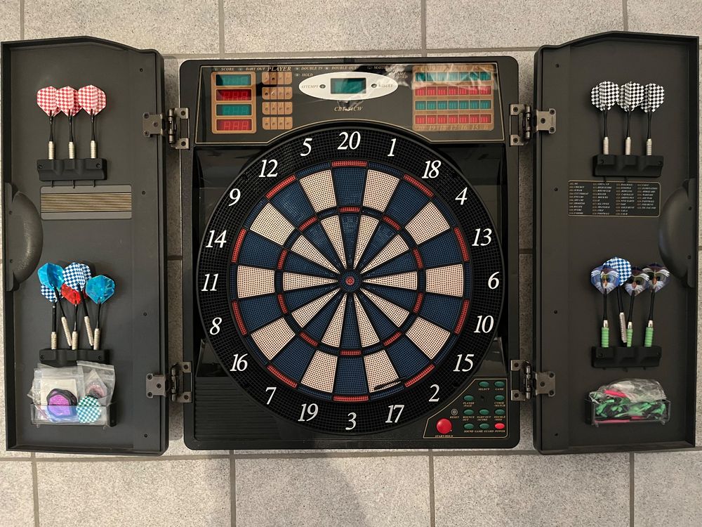 Elektronische Dartscheibe Mit Schranktüren - 27 Spielmodi & 4 LED Displays Für Bis Zu 16 Spieler