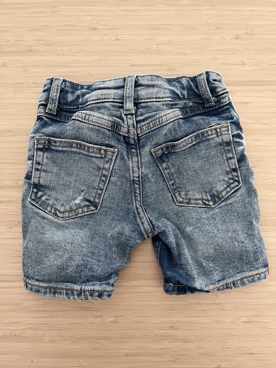 H&M Pantaloni: Short en jeans H&M taille 92cm – Nuovo (secondo la descrizione) da Cossonay-Ville venduto da Venusa09 1