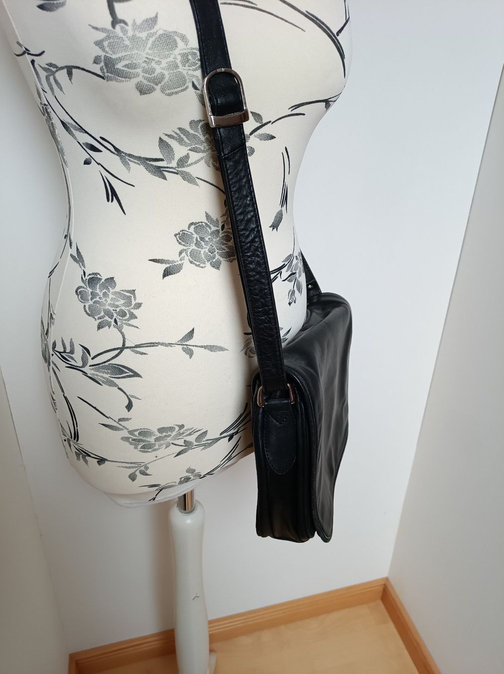 Borse da donna: Schwarze Umhängetasche aus Leder – Usato da Peccia venduto da LillyMarie98 1
