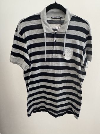 Dolce & Gabbana gestreiftes Polo-Top mit DG-Wappen – Grösse 