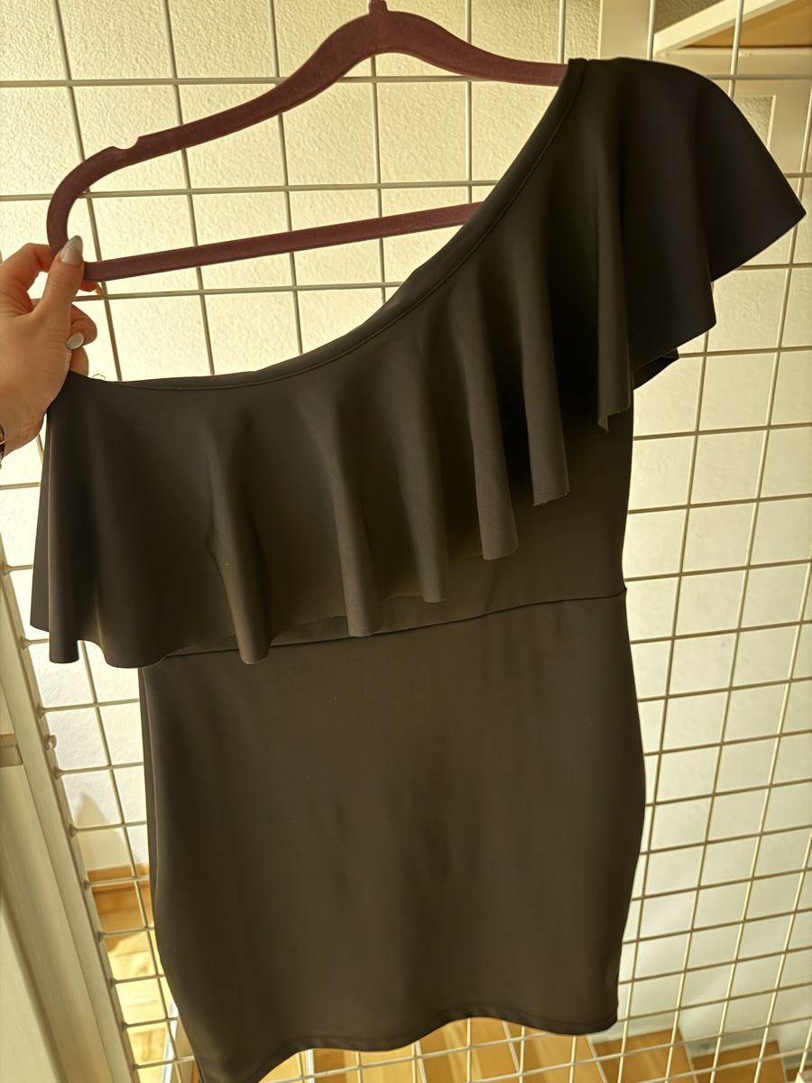 Vestiti: Schwarzes One-Shoulder Kleid mit Volant – Nuovo (secondo la descrizione) da Windisch venduto da Shakira085 1