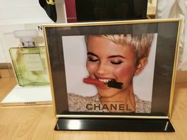 Chanel Wandbild mit goldigem Rahmen