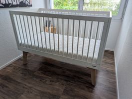 Kidsmill Sixties Babybett 70 × 140 cm inkl. Umbauseite