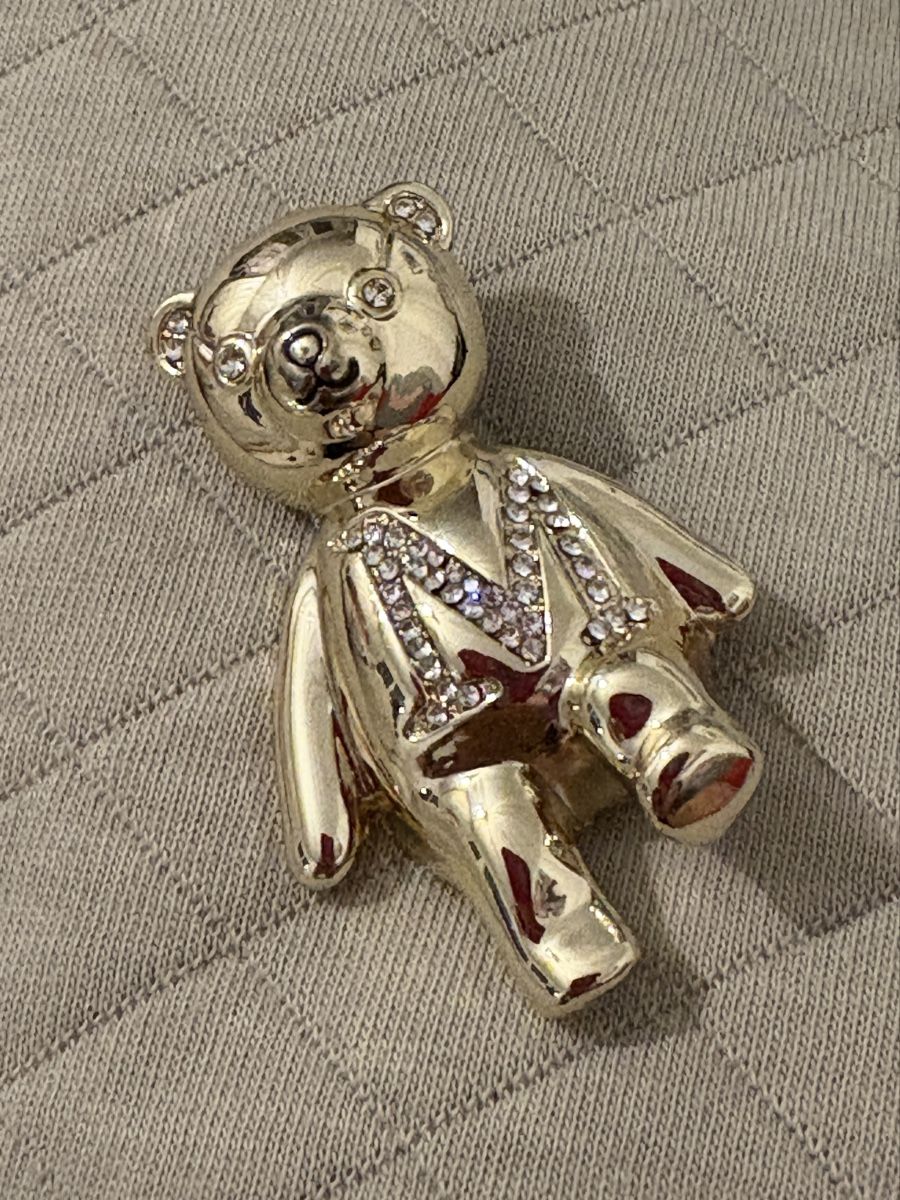 Max Mara Broschen & Nadeln: Max Mara Teddy Bear Brooch – Gebraucht aus Nyon von Avido_Dollars 1