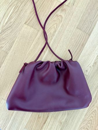 Dunkelrote Handtasche in Lederoptik