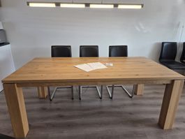 massiver Holztisch mit 8 Polsterstühlen (Leder)