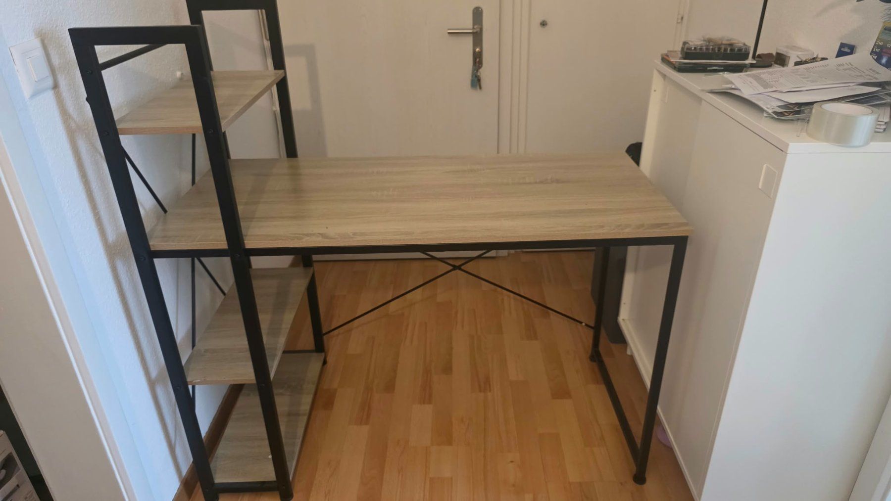 Scrivanie: Schreibtisch mit integriertem Regal – Usato da Rudolfstetten venduto da sallonikaG4 2
